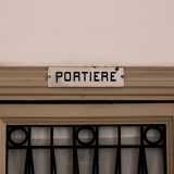 ...l�antico locale del portiere indicato da un�insegna retr�...